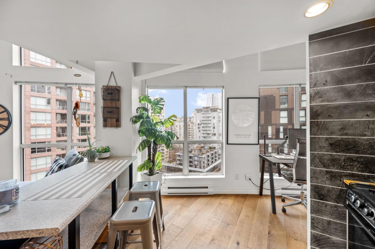 Rare Find Loft With Full Kitchen At Heart Of Downtown Vancouver Exterior foto