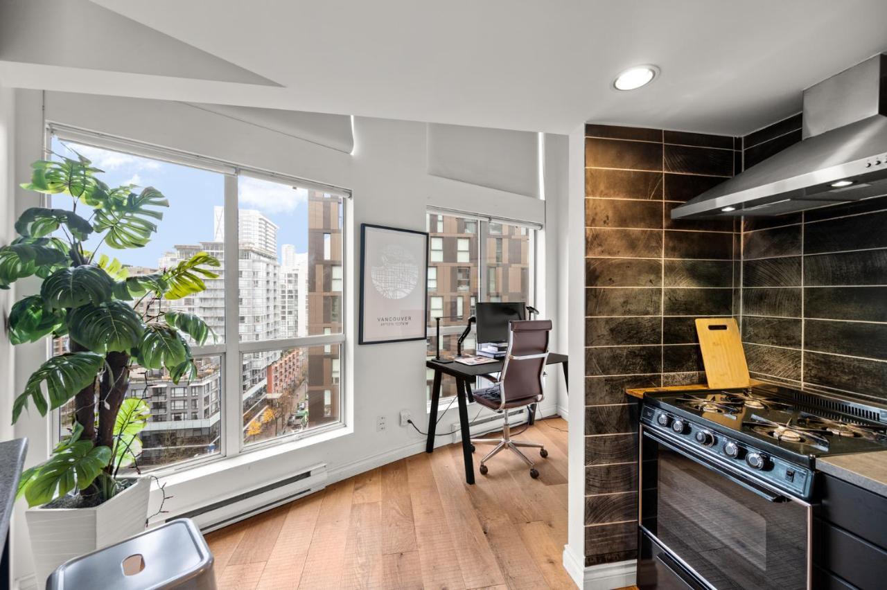 Rare Find Loft With Full Kitchen At Heart Of Downtown Vancouver Exterior foto