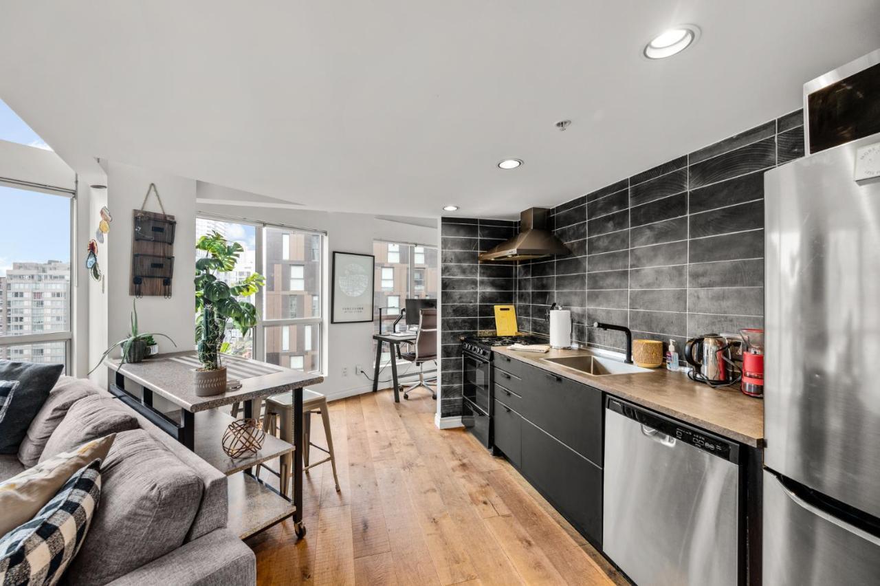 Rare Find Loft With Full Kitchen At Heart Of Downtown Vancouver Exterior foto